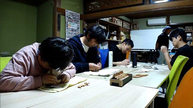 木の「端材」や「広葉樹」を鮭の箸置きや薪に　新潟・村上で進む福祉や工芸と結びついた“森の循環”